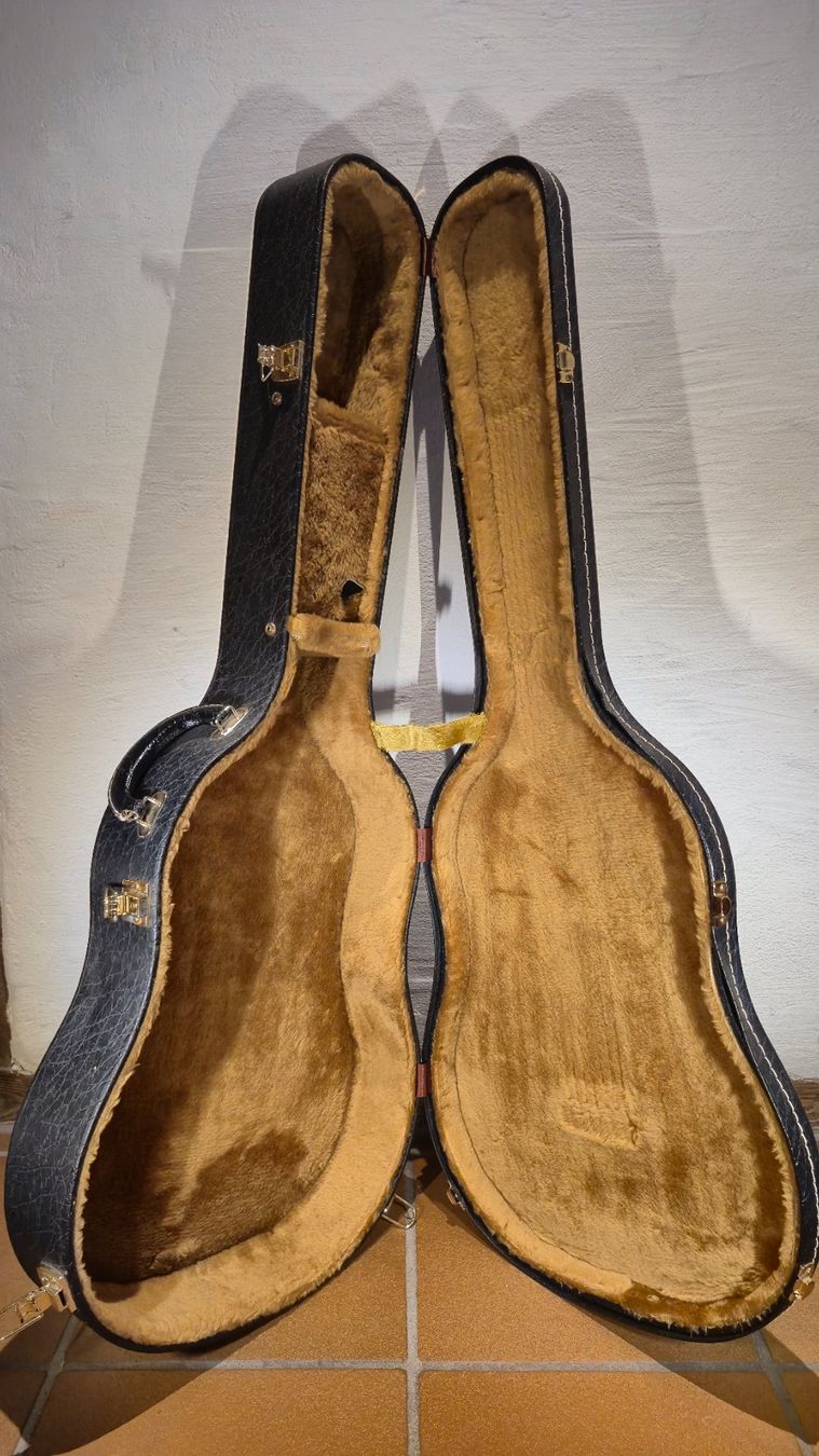 Koffer für klassische Gitarren